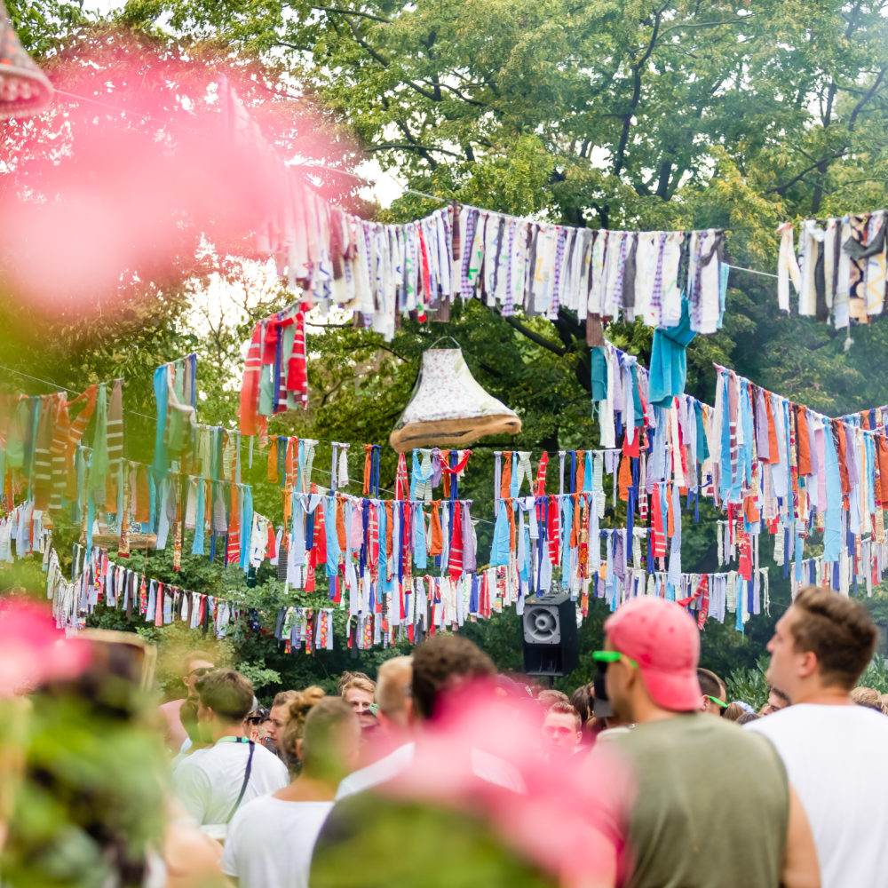 Resim, Dortmund'daki Westfalenpark'taki Juicy Beats Festivali'ndeki insanları gösteriyor.