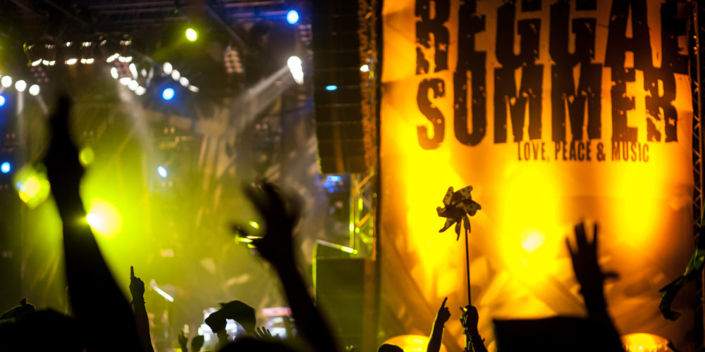 Das Foto zeigt ein Plakat beim Ruhr Reggae Summer Festival in Mülheim an der Ruhr