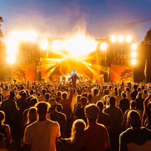 Das Foto zeigt viele Menschen vor einer Bühne beim Ruhr Reggae Summer Festival in Mülheim an der Ruhr