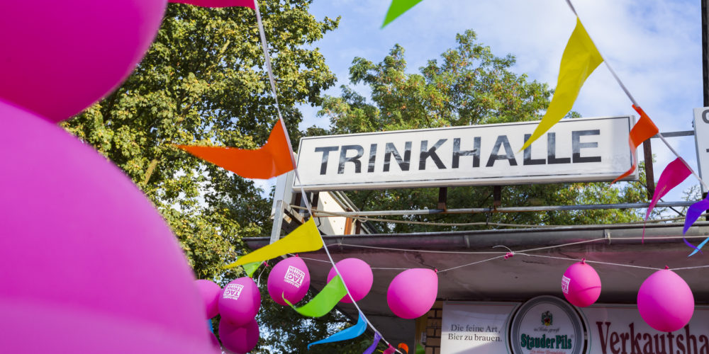 Das Bild zeigt eine geschmückte Trinkhalle am Tag der Trinkhallen