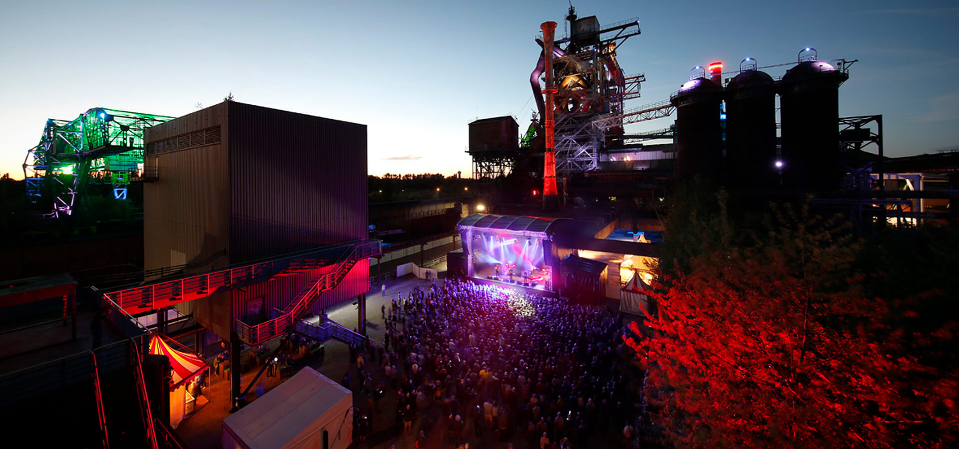 Das Bild zeigt den Landschaftspark Duisburg-Nord beim Traumzeitfestival