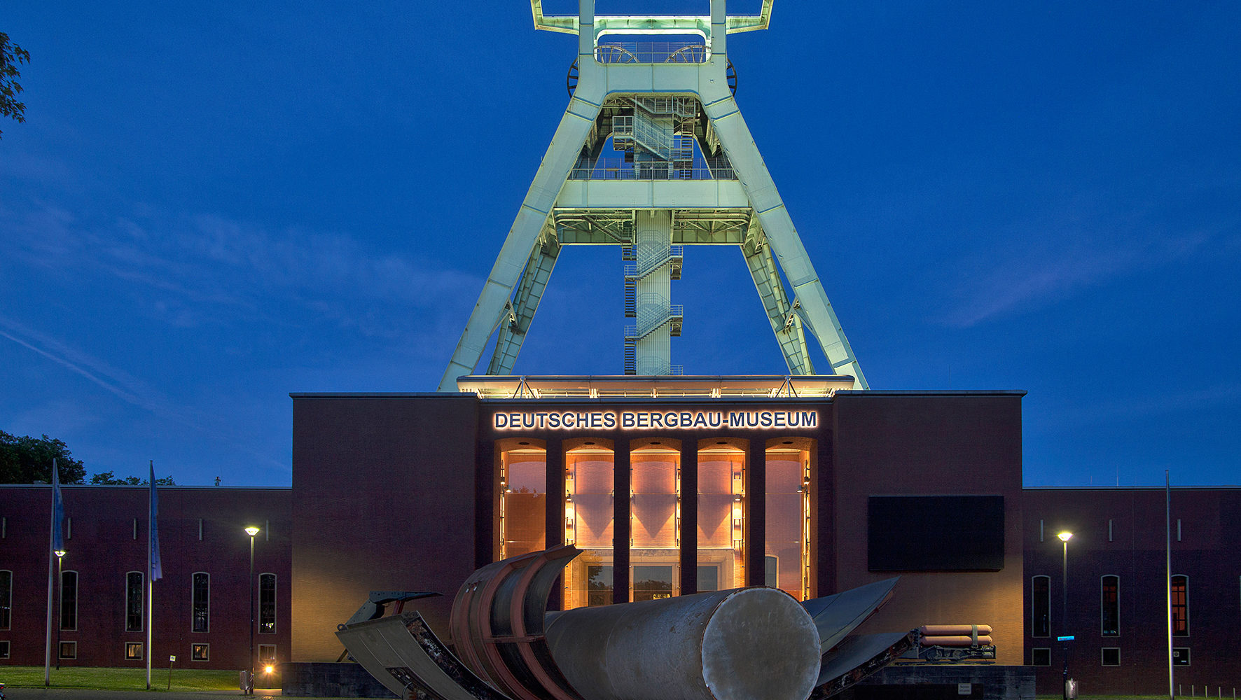 Das Foto zeigt das Deutsche Bergbau-Museum in Bochum im Dunkeln