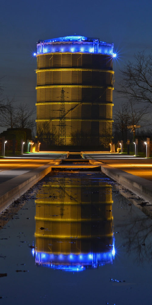 Das Foto zeigt den Gasometer Oberhausen bei Nacht