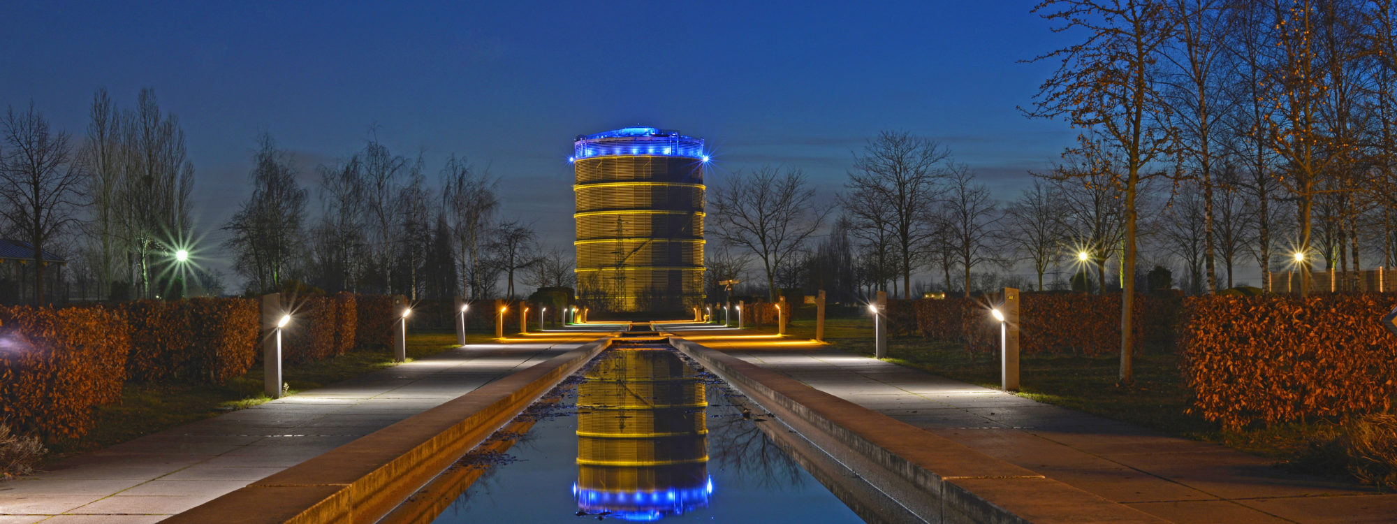 Das Foto zeigt den Gasometer Oberhausen bei Nacht
