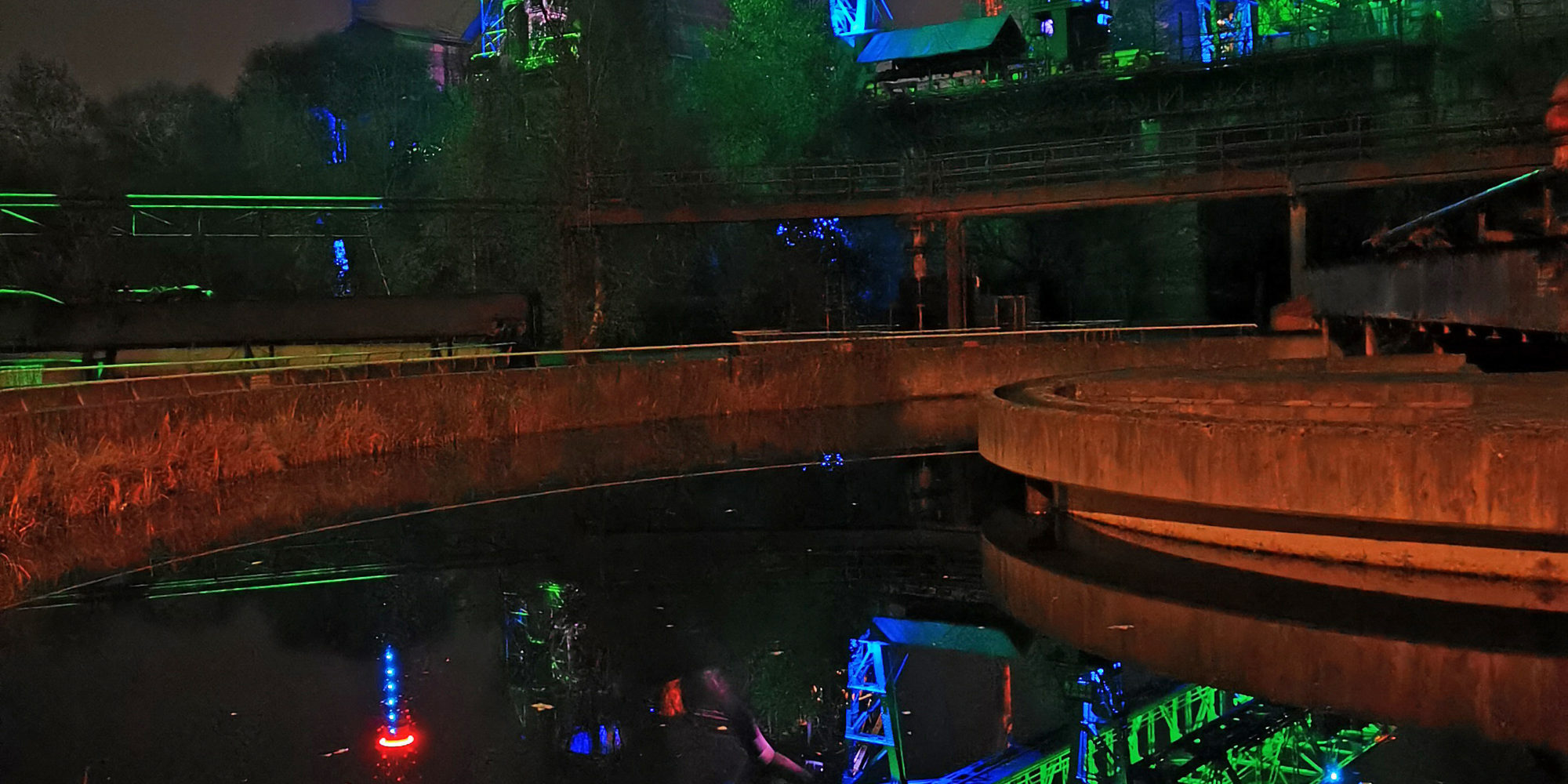 Das Foto zeigt das Krokodil im Landschaftspark Duisburg-Nord bei Nacht