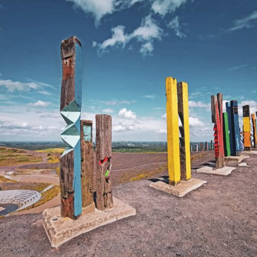 Das Foto zeigt die Totems auf der Halde Haniel in Bottrop