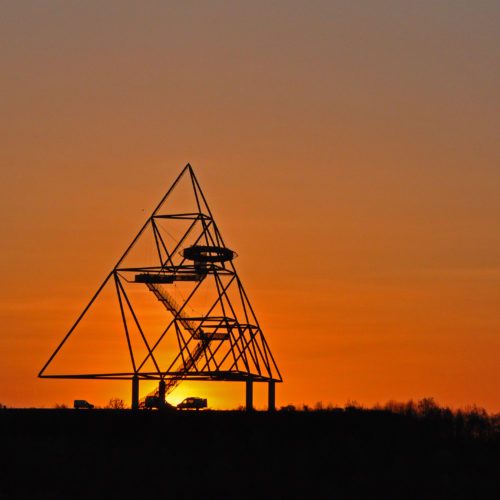 Das Foto zeigt den Tetraeder auf der Halde Beckstraße in Bottrop im Sonnenunterfgang