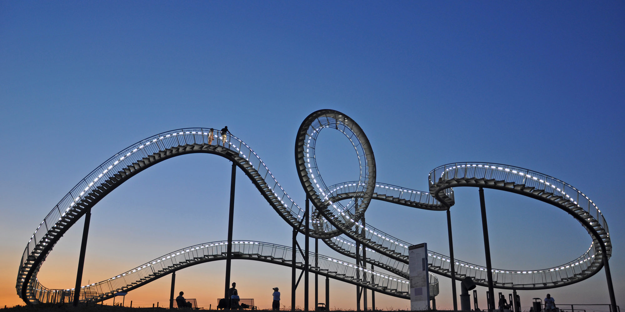 Das Foto zeigt Tiger & Turtle in Duisburg beim Sonnenuntergang