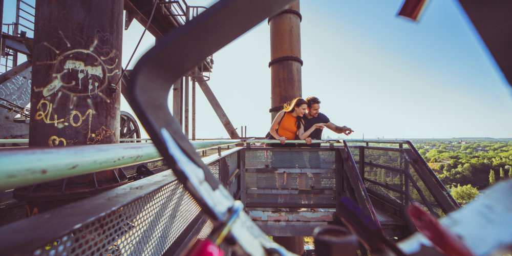 Das Bild zeigt zwei Personen auf dem Hochofen im Landschaftspark Duisburg-Nord