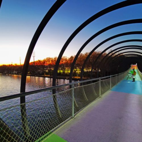 A imagem mostra a ponte Slinky Springs To Fame em Kaisergarten Oberhausen