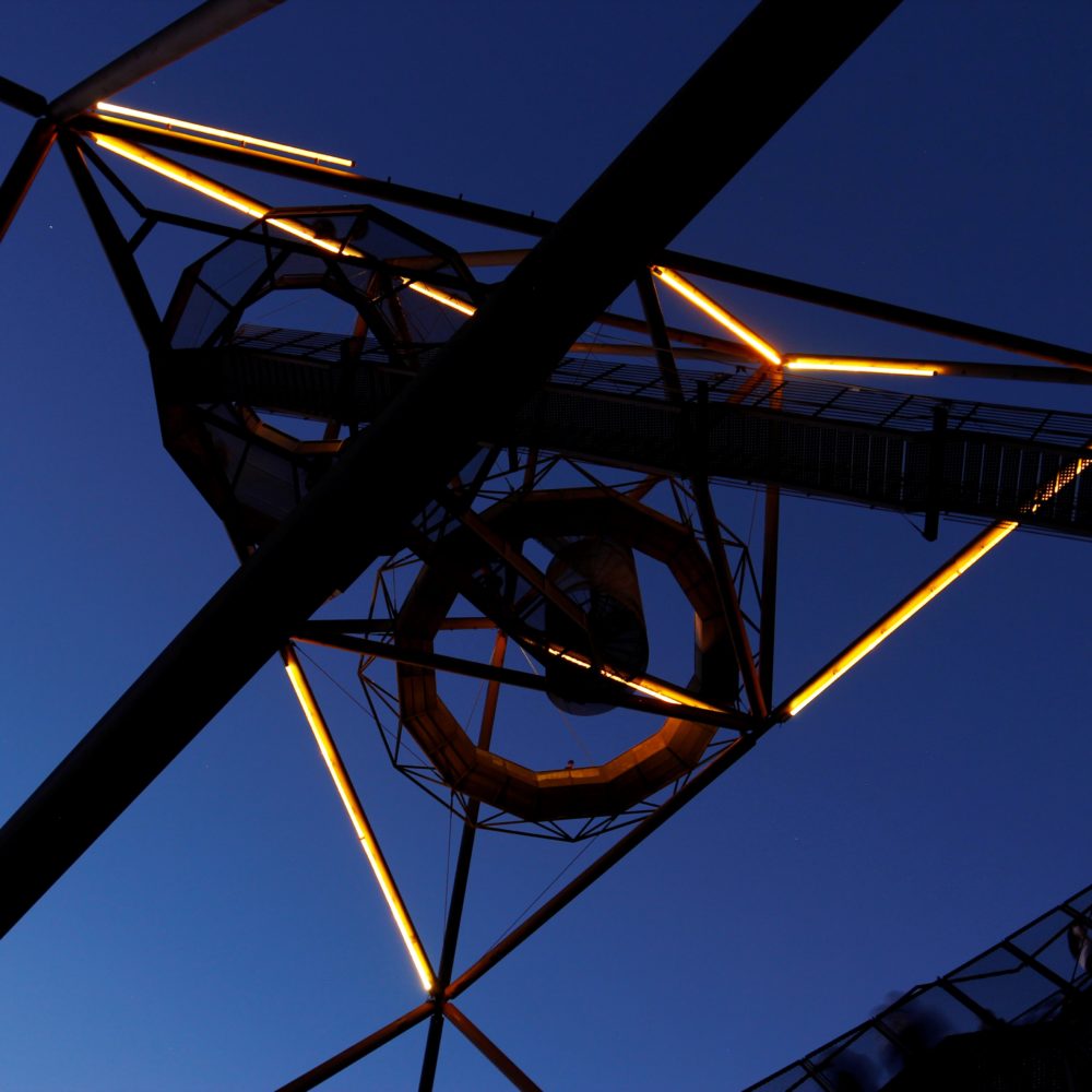 Das Bild zeigt den Tetraeder Bottrop von unten