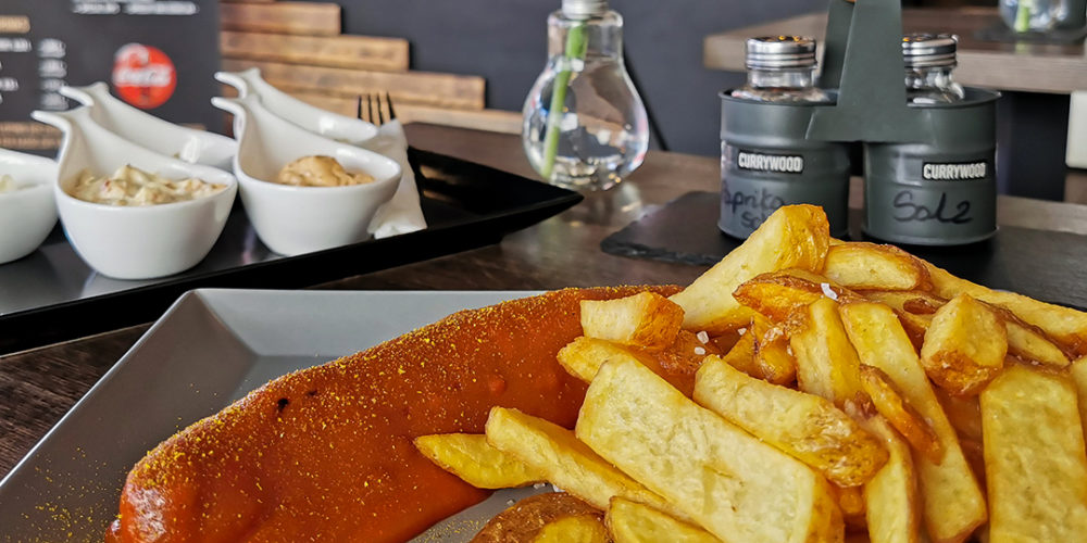 Das Foto zeigt Currywurst Pommes im Currywood in Bottrop