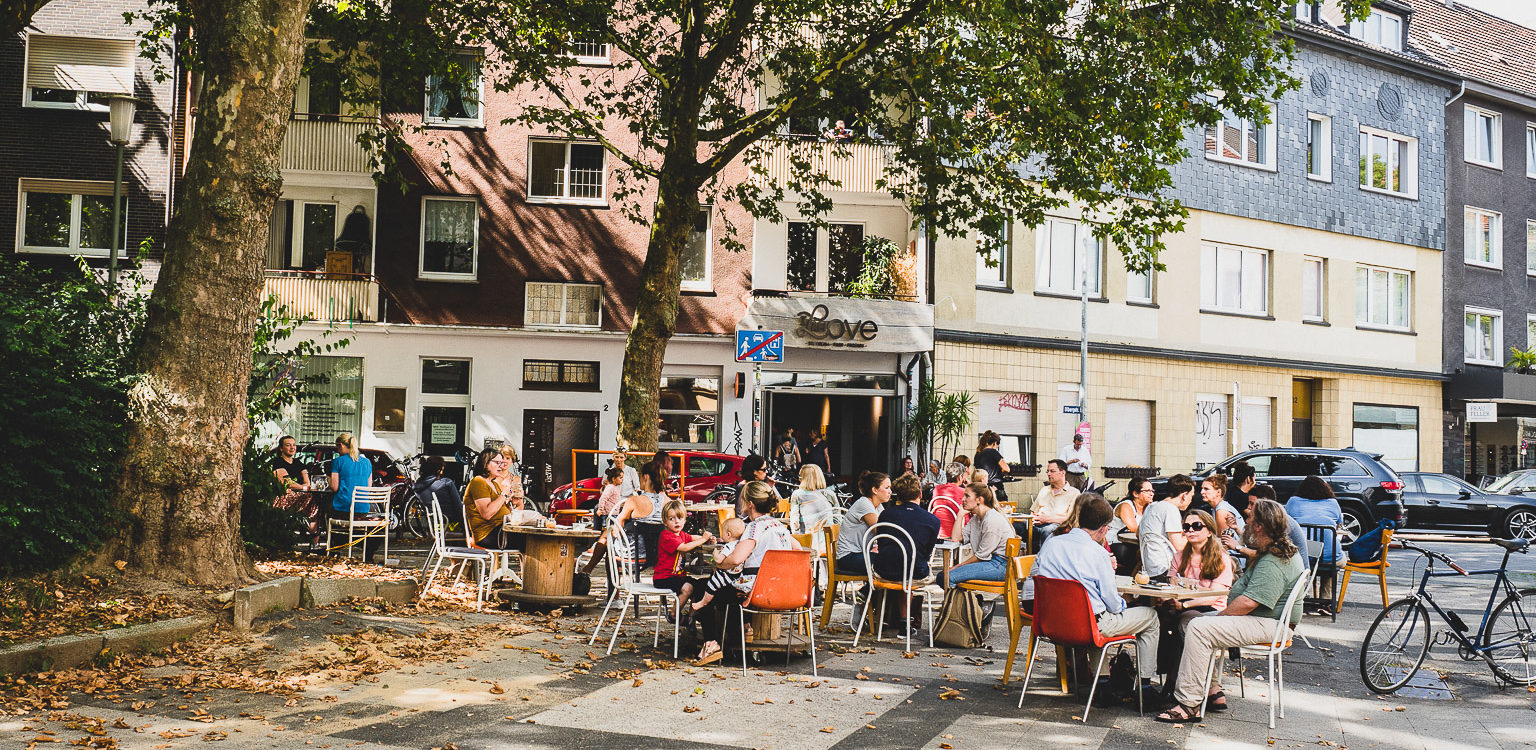 Na zdjęciu teren zewnętrzny lodziarni I AM LOVE w Bochum Ehrenfeld