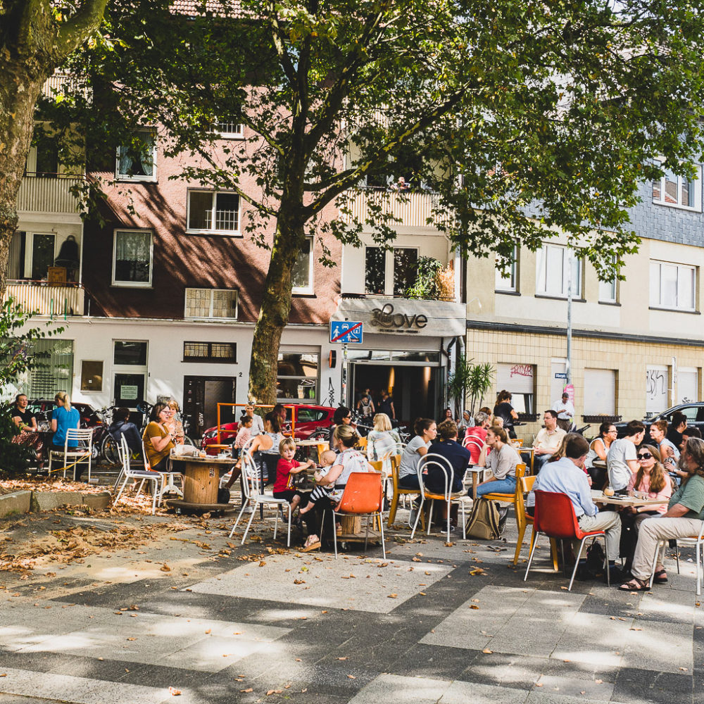 Das Foto zeigt den Außenbereich der Eisdiele I AM LOVE in Bochum Ehrenfeld