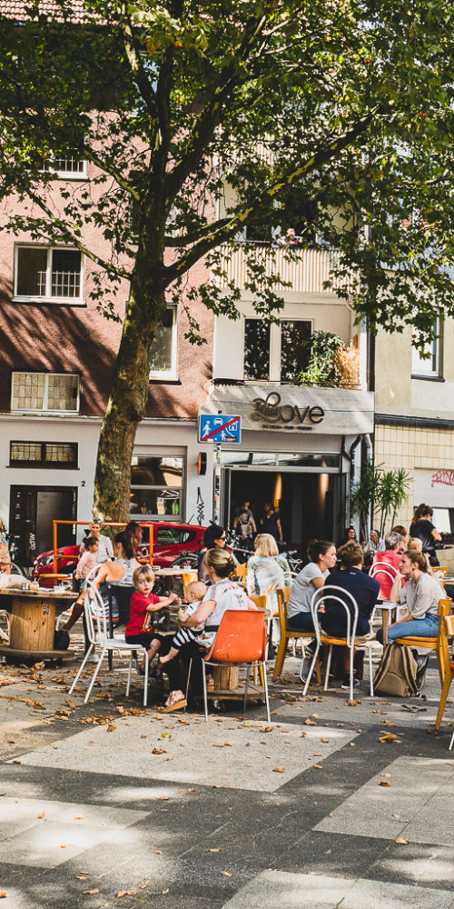 Das Foto zeigt den Außenbereich der Eisdiele I AM LOVE in Bochum Ehrenfeld