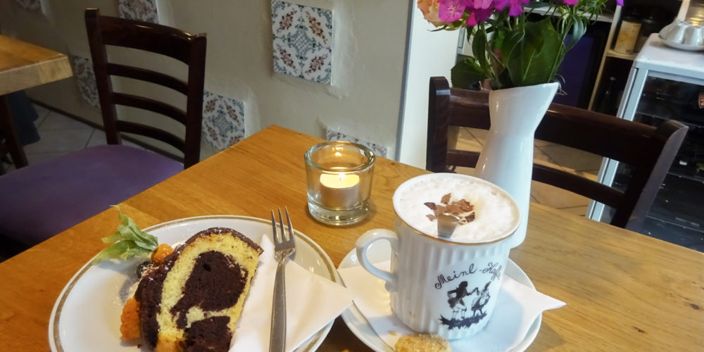 Das Foto zeigt Kaffee und Kuchen im Café Glanzstück in Essen-Rüttenscheid