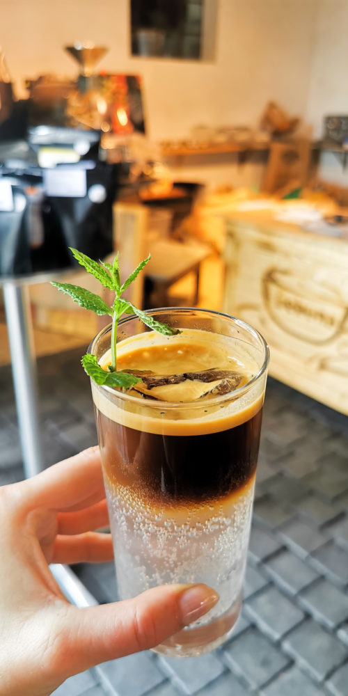 Das Foto zeigt einen Espresso Tonic in der Kaffeerösterei Bebuna in Hamm