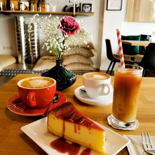 Das Foto zeigt Kaffeespezialitäten und Kuchen in der Kaffeerösterei Röstcult in Duisburg