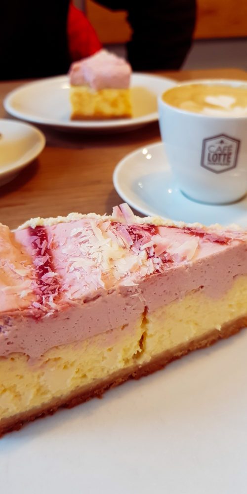 Das Foto zeigt Kaffee und Kuchen im Café Lotte im Kaiserviertel in Dortmund