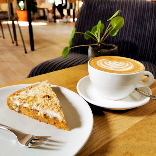 Das Foto zeigt Cappuccino und Kuchen im Café Stüh33 in Bochum
