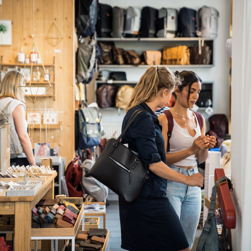 Das Foto zeigt Mädels im Concept Store Stückgut im Szeneviertel Bochum Ehrenfeld