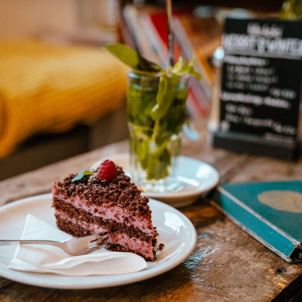 Zdjęcie przedstawia ciasta w Café Livres w Südviertel w Essen