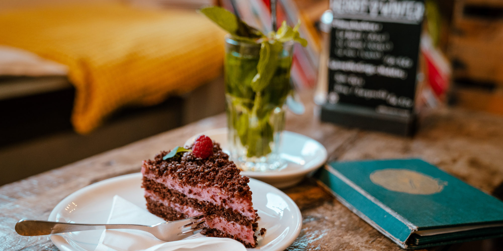 Zdjęcie przedstawia ciasta w Café Livres w Südviertel w Essen