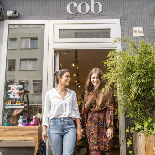 Das Foto zeigt zwei Mädels vorm COB Concept Store im Szeneviertel Essen Rüttenscheid