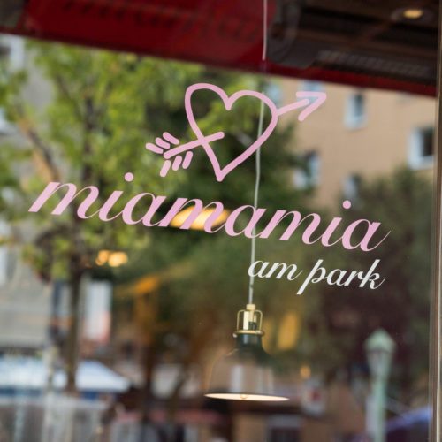 Zdjęcie przedstawia zewnętrzną stronę Café miamamia w Essen Rüttenscheid