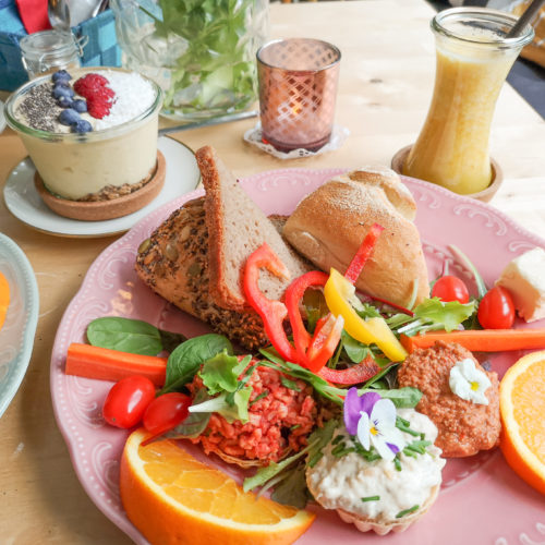 Das Foto zeigt Frühstück im Café Omarosa im Kreuzviertel in Dortmund