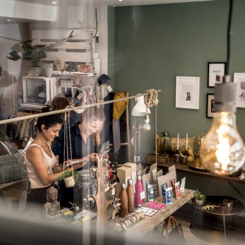 La photo montre des filles dans le concept store Unikat du Kreuzviertel à Dortmund