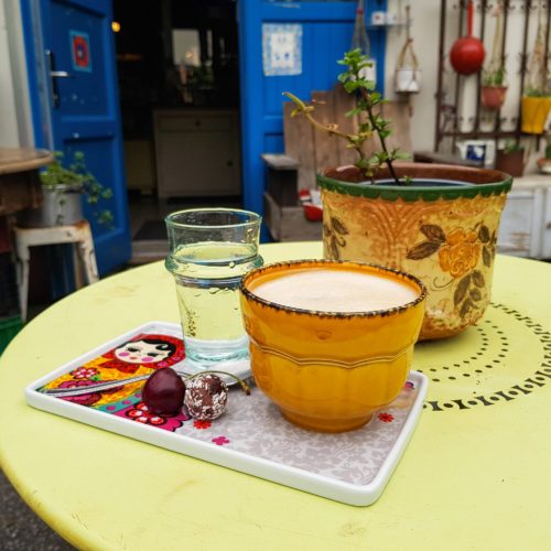 Das Foto zeigt einen Cappuccino im Hofcafé im Unionviertel in Dortmund
