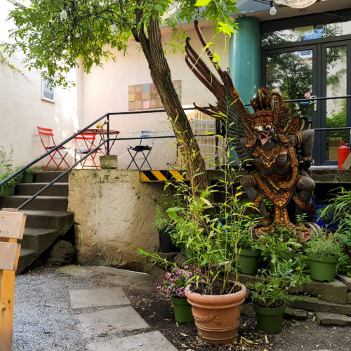 Das Foto zeigt den Hinterhof des Raum Cafés im Wiesenviertel in Witten