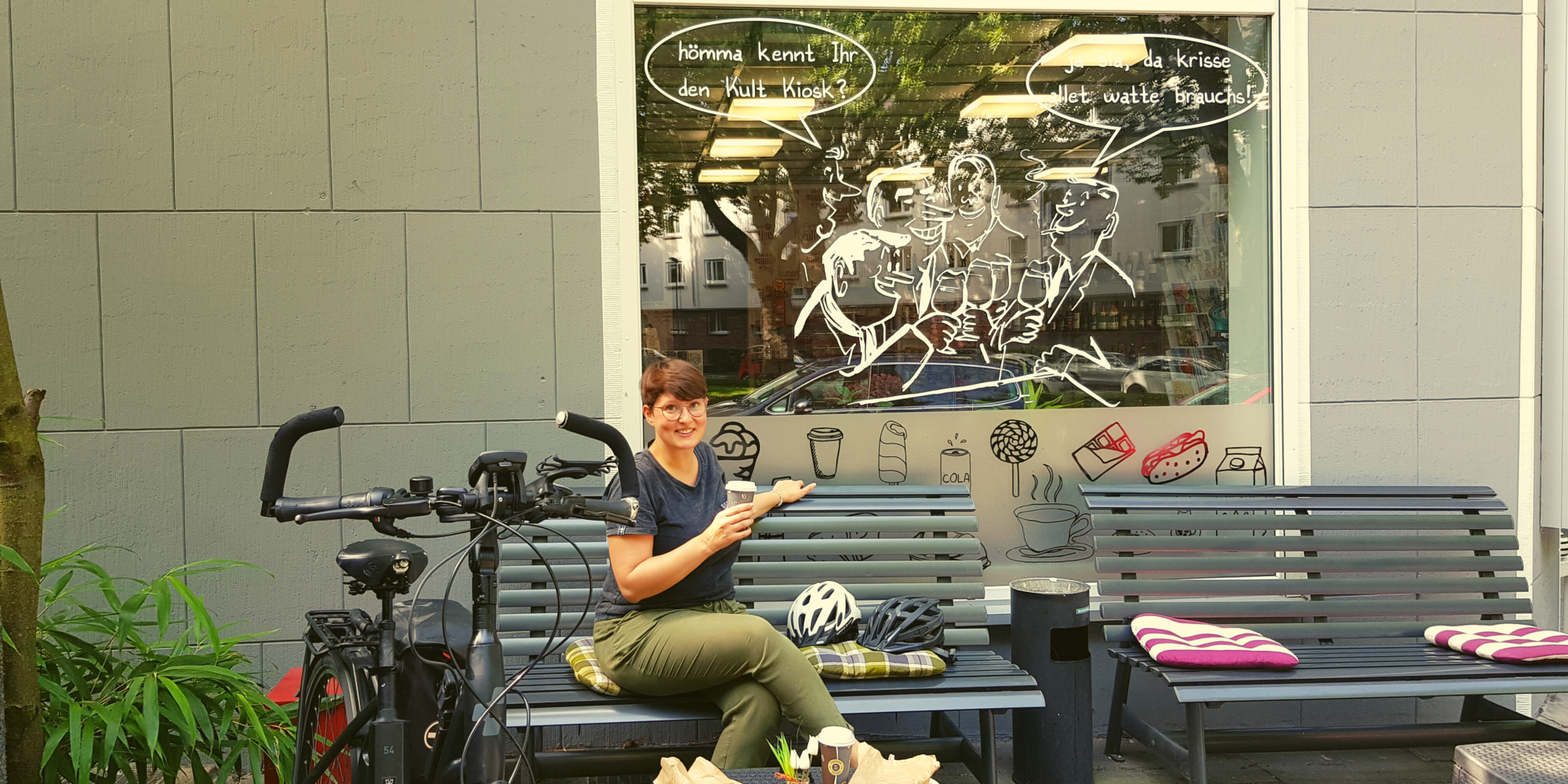 Das Foto zeigt eine Radfahrerin am Kult Kiosk in Bochum