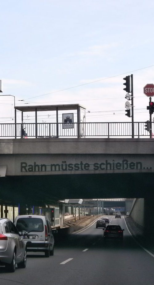 Das Bild zeigt den Helmut Rahn Schriftzug über der A40 in Essen