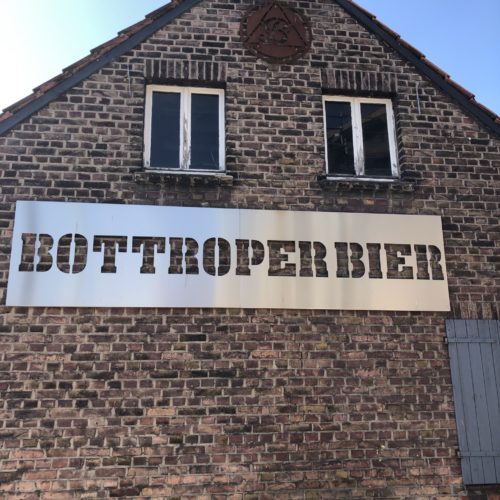 Das Bild zeigt das Schild der Bottroper Bier Brauerei