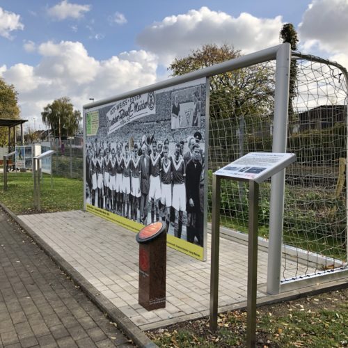 Das Bild zeigt das outdoor Fußballmuseum am Stadion an der Hafenstraße in Essen