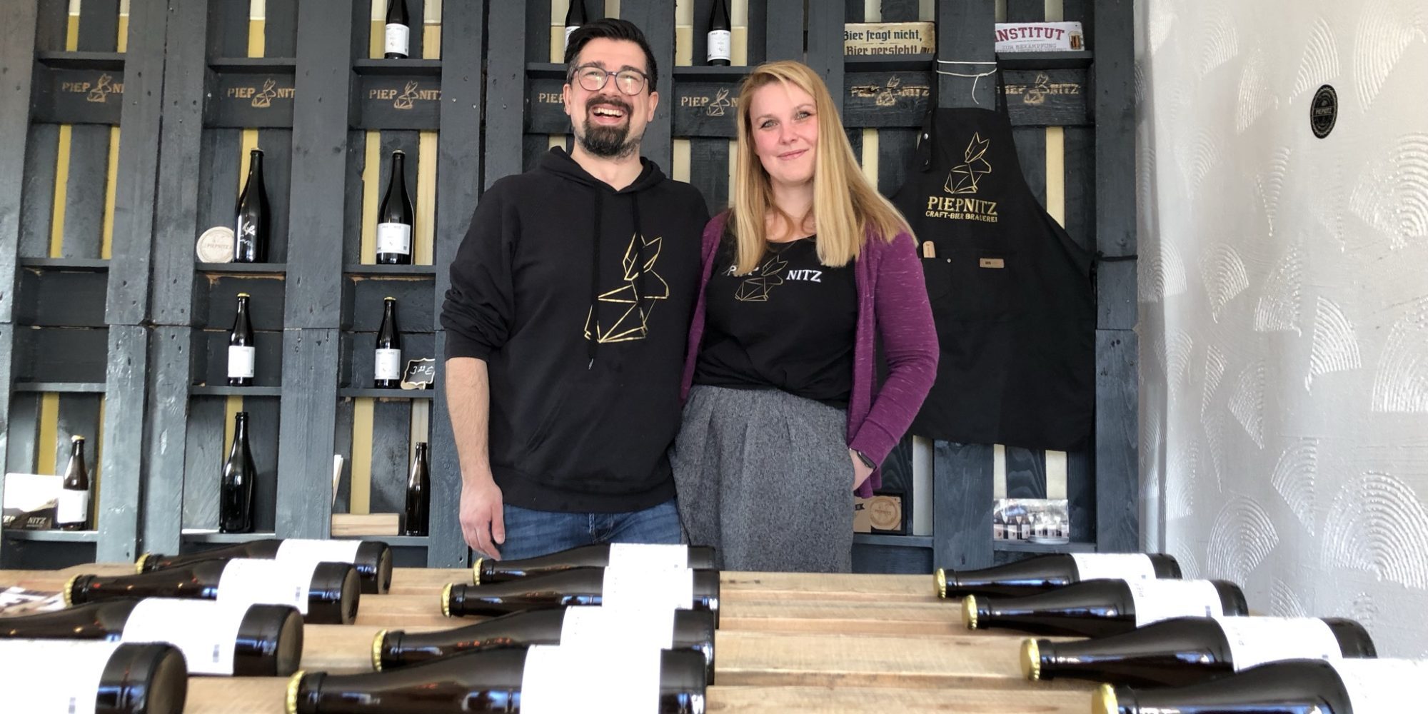 Das Bild zeigt Stella und Alex von der PiepNitz Brauerei in Bochum