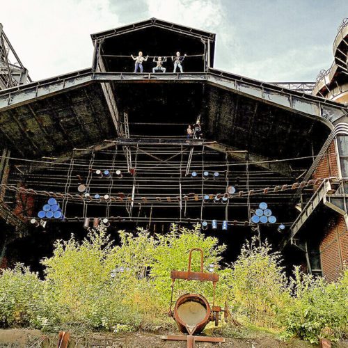 Das Bild zeigt kletternde Menschen im Landschaftspark Duisburg-Nord