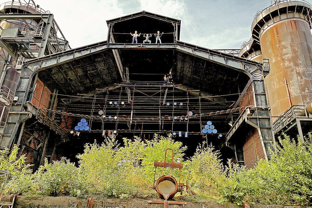 Das Bild zeigt kletternde Menschen im Landschaftspark Duisburg-Nord