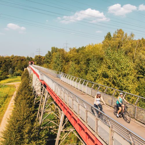 Na zdjęciu rowerzyści na torze kolejowym