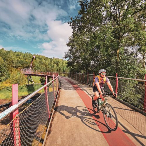 Das Bild zeigt eine Person auf der Drachenbrücke in Recklinghausen