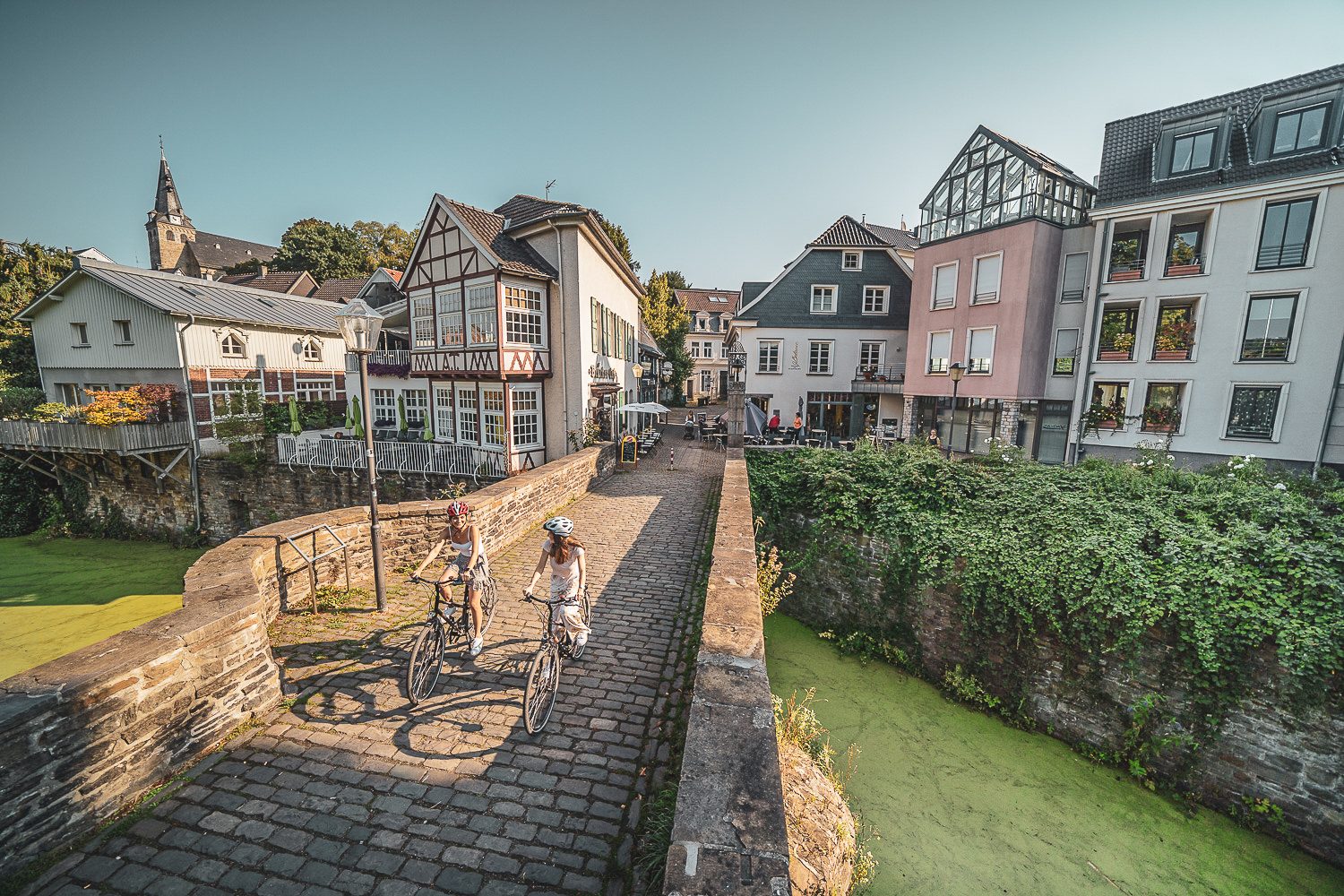 Das Foto zeigt zwei Radfahrerinnen in Essen-Kettwig