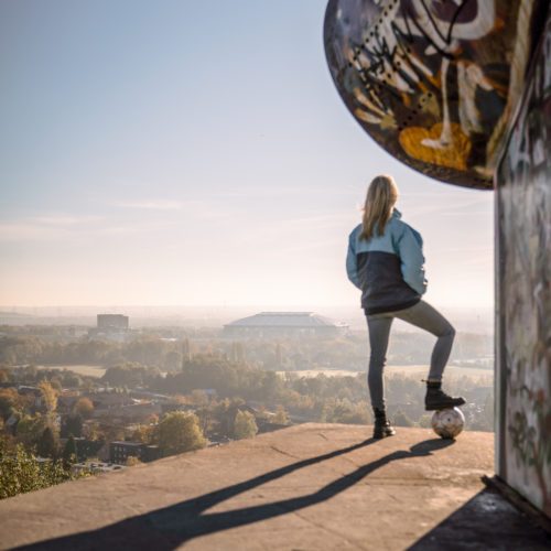 La photo montre une personne avec un ballon de football sur un tas à Gelsenkirchen