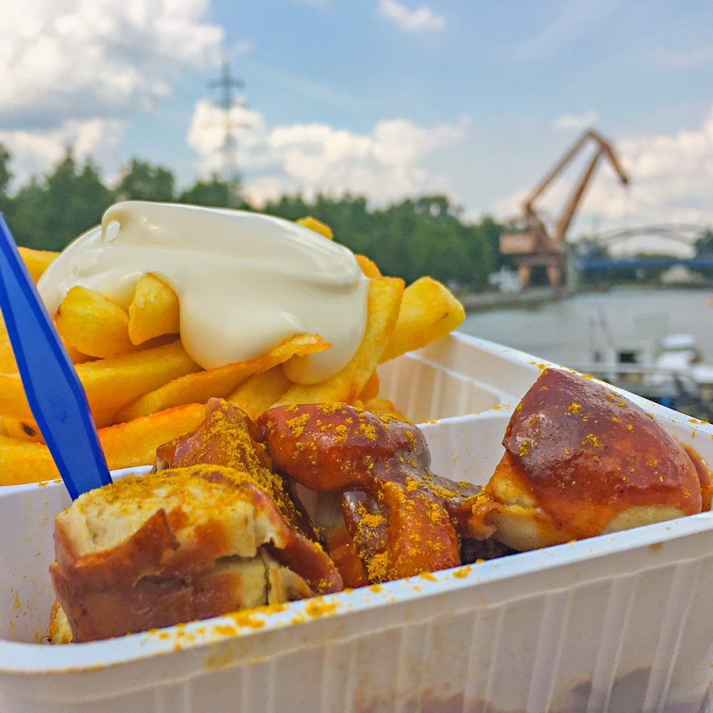 Das Foto zeigt Currywurst und Pommes am Preußenhafen in Lünen