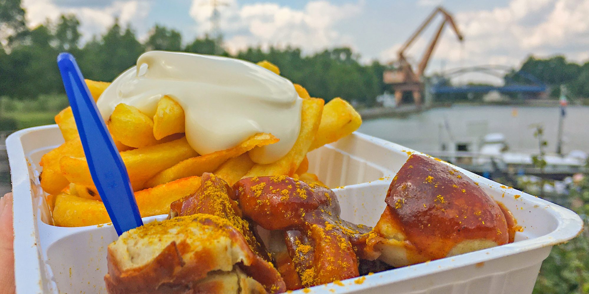 Das Foto zeigt Currywurst und Pommes am Preußenhafen in Lünen