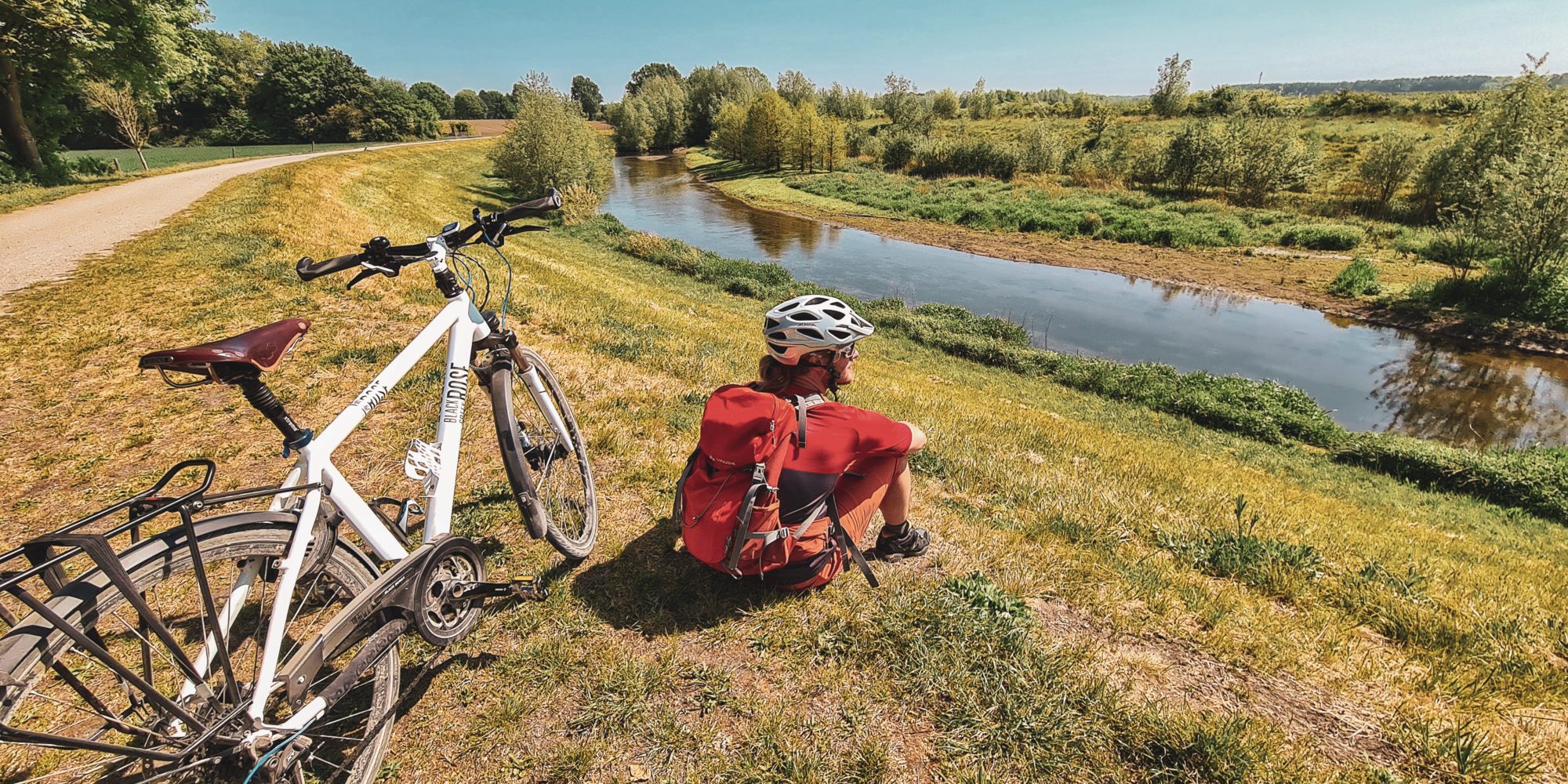 Das Foto zeigt einen Radfahrer an der Seseke im Kreis Unna