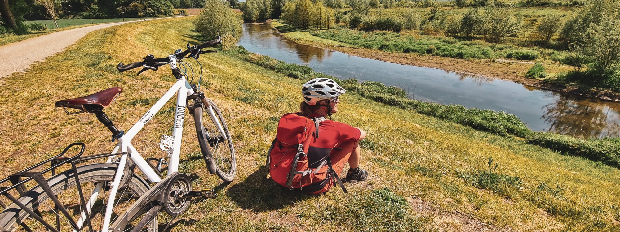 Das Foto zeigt einen Radfahrer an der Seseke im Kreis Unna