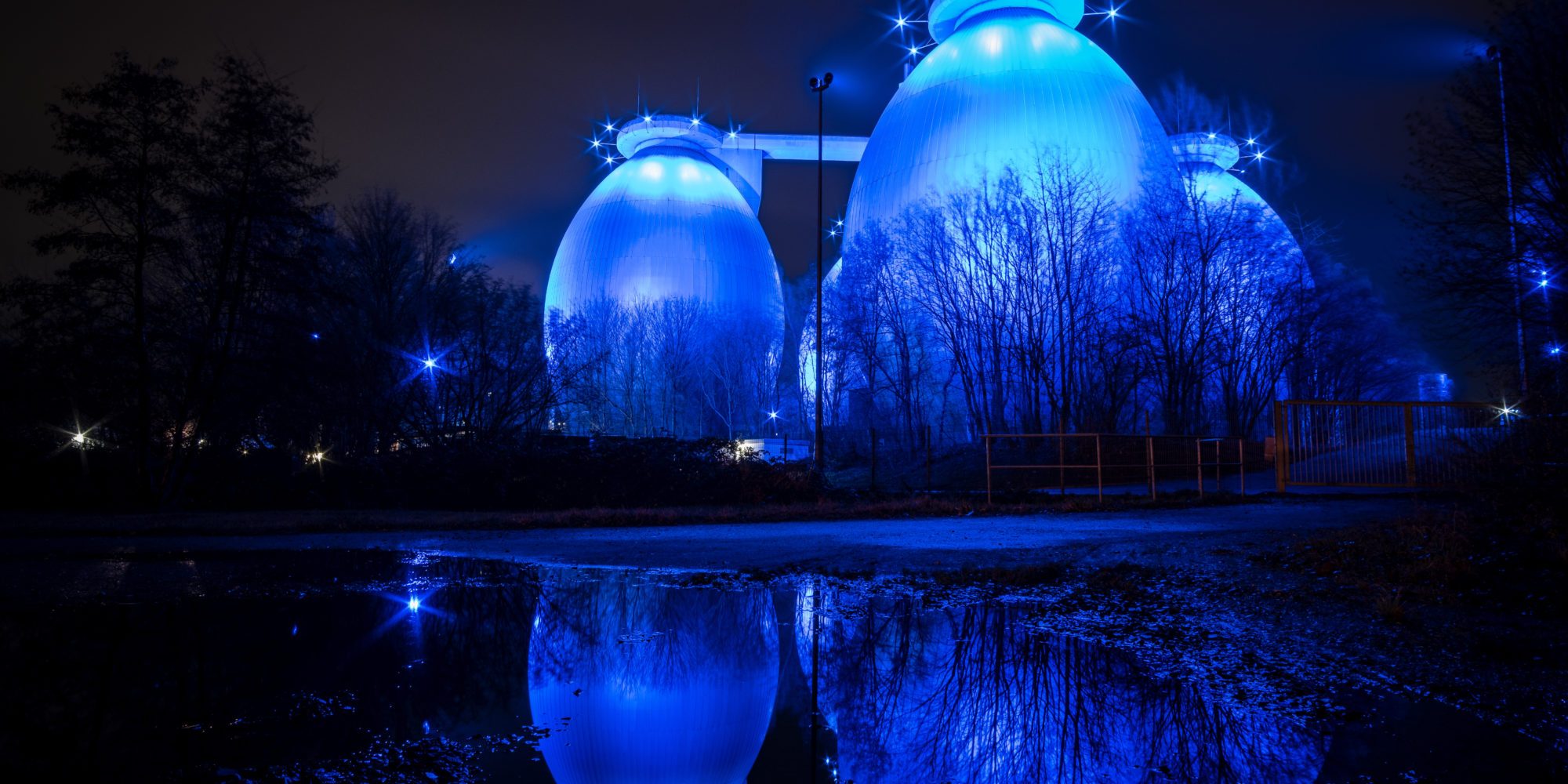 Das Foto zeigt eine beleuchtete Kläranlage bei einem Nightride durchs radrevier.ruhr