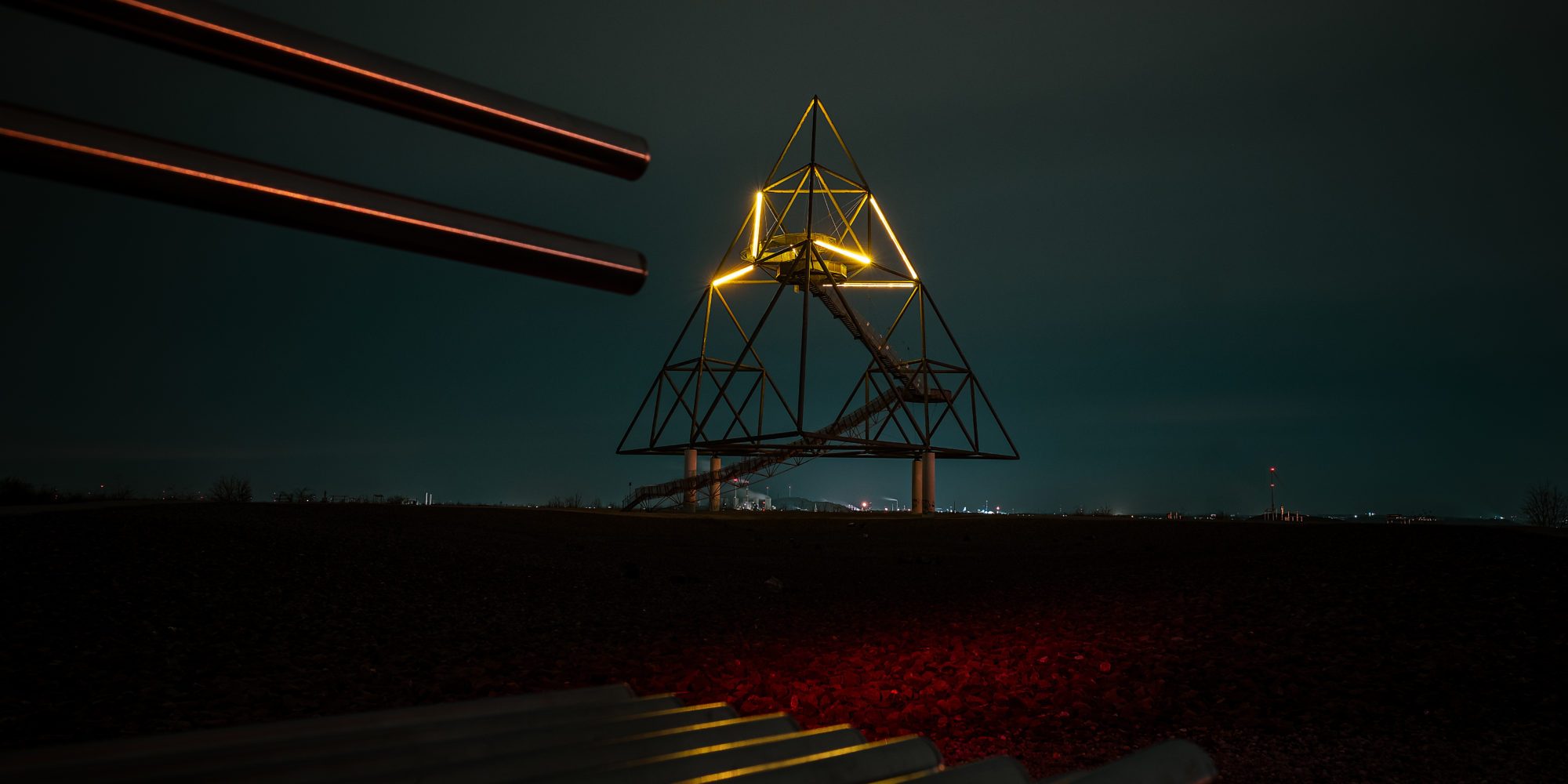 Das Foto zeigt den Tetraeder Bottrop bei einem Nightride durchs radrevier.ruhr